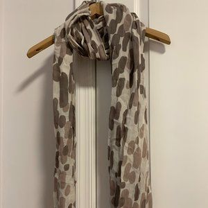 Gap gray and white scarf